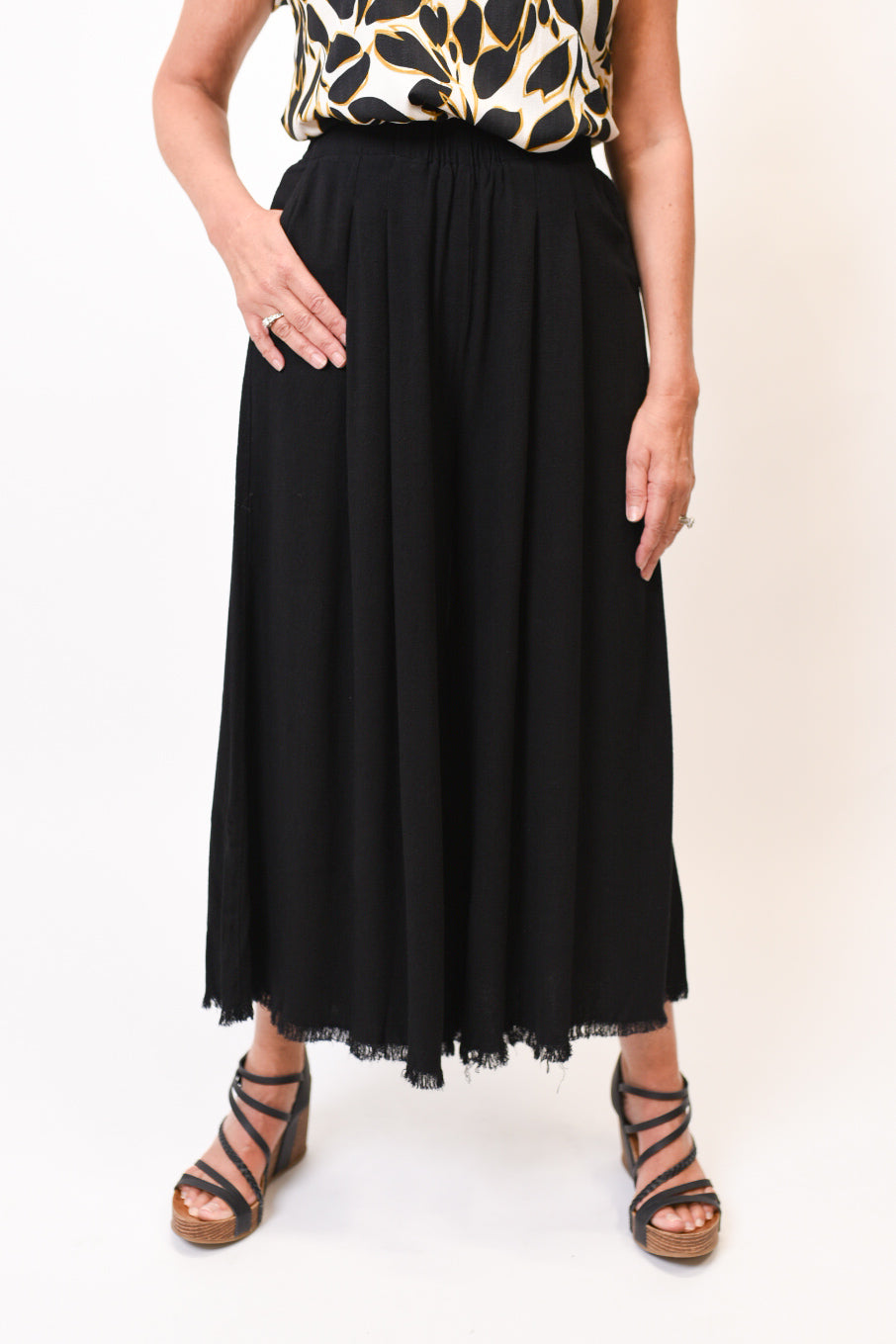 Perfect Pleats Linen Blend Pants in Black