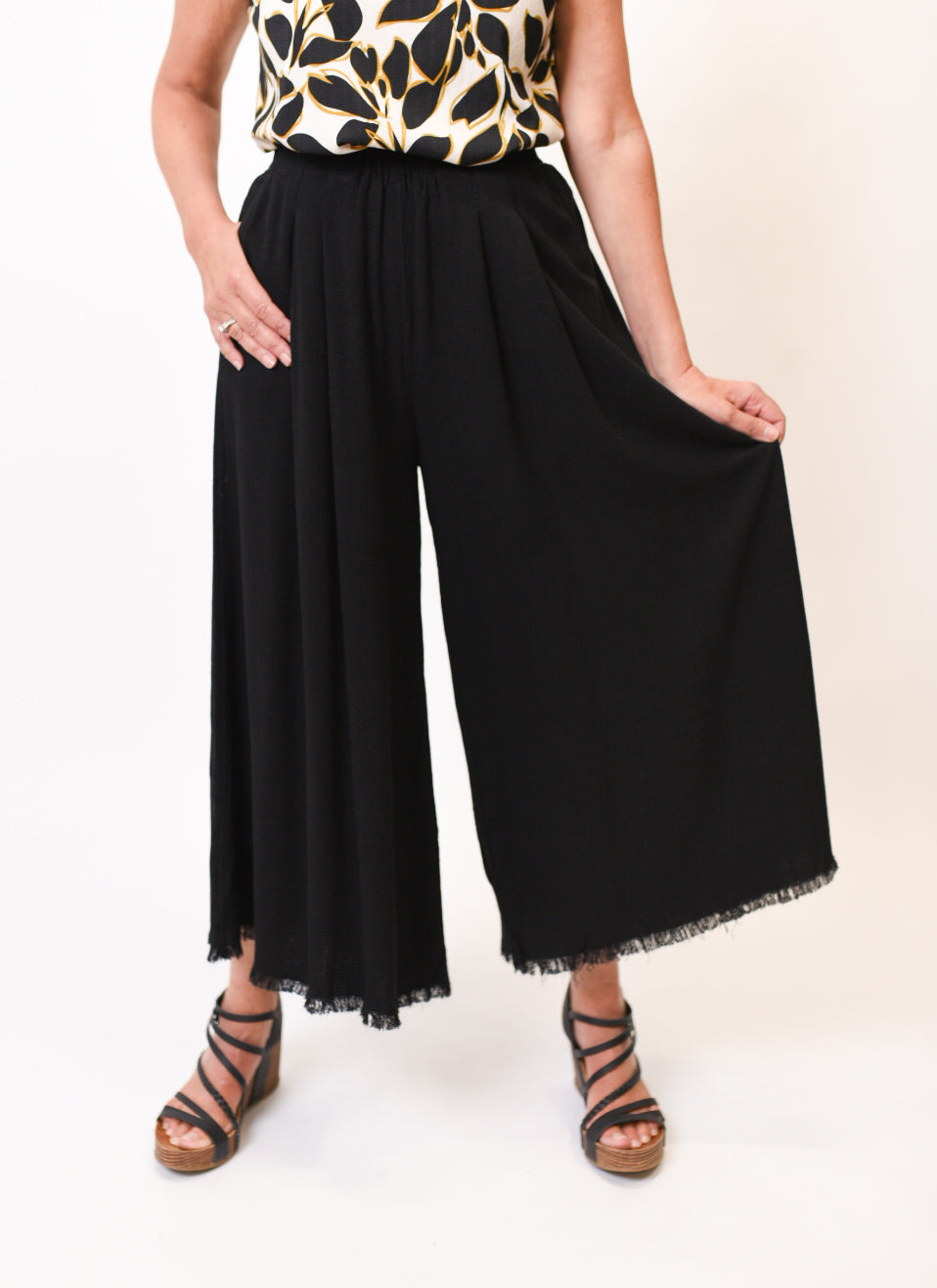 Perfect Pleats Linen Blend Pants in Black